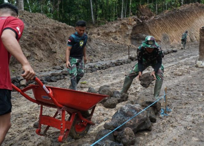 
					TMMD ke-121 Kodim 1302/Minahasa: Semangat Tak Kenal Lelah Meski Diguyur Hujan