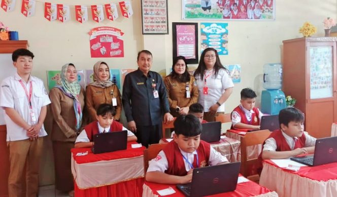 
					Sekda Micler CS Lakat  saat memantau ANBK