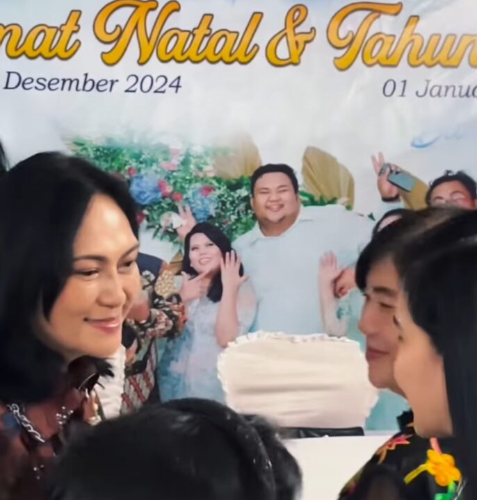 Ibu Anik Fitri Wandriani tampak menyambut kehadiran warga