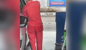 Foto petugas SPBU Tambala memasukan selang nosel kedalam jendela mobil yang diduga ada tanki penampung 