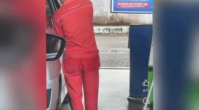 Foto petugas SPBU Tambala memasukan selang nosel kedalam jendela mobil yang diduga ada tanki penampung 