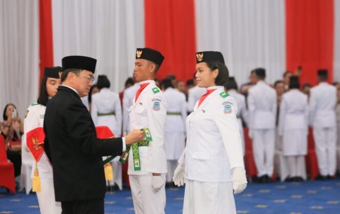 
					Wali Kota Andrei Angouw Kukuhkan 60 Paskibraka Manado: Tanamkan Jiwa Petarung dan Cinta Tanah Air