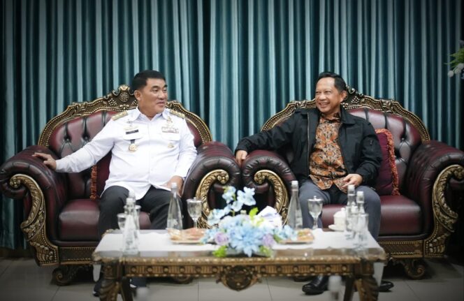 
					Gubernur Yulius Selvanus Sambut Mendagri Tito Karnavian yang Membawa “Kado” untuk Warga Kepulauan