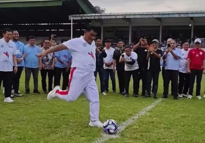 
					Gubernur Yulius Tendang Bola Pertama, Liga 4 Piala Gubernur 2026 Resmi Bergulir