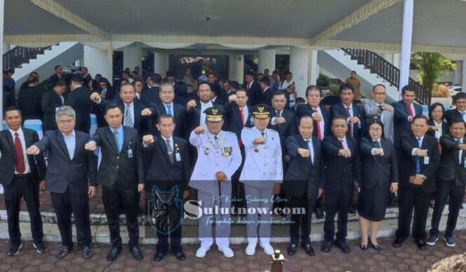 
					Gubernur Yulius Selvanus Serukan Sinergi dan Inovasi pada Peringatan Hari Otda ke-30
